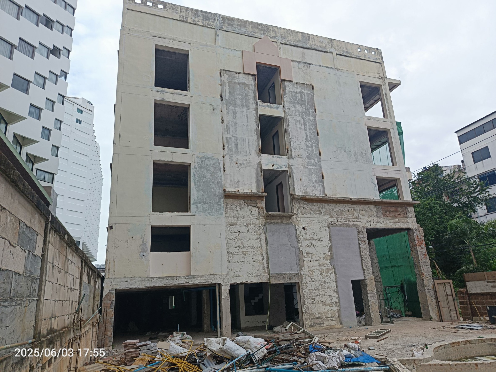 Hotel building for sale Jomtien Soi 1 Pattaya, 35 rooms, rooftop bar, 150m from the beach