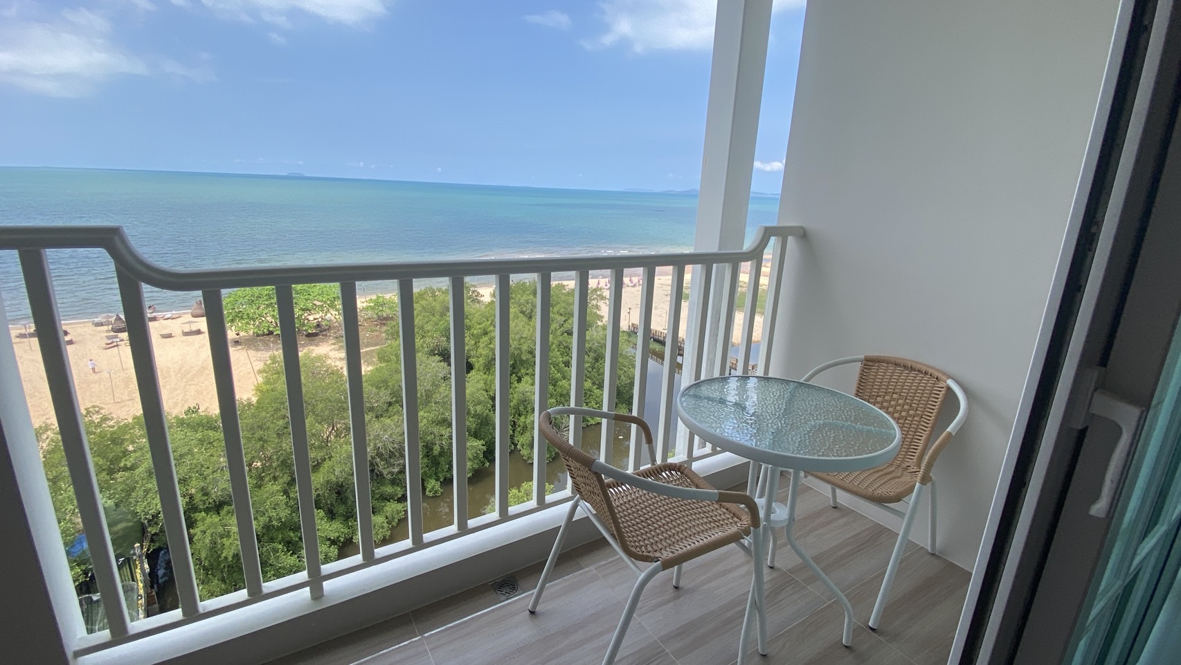 2-bedroom sea view condo for sale in Grand Florida Pattaya, 7th floor, fully furnished, Thai ownership