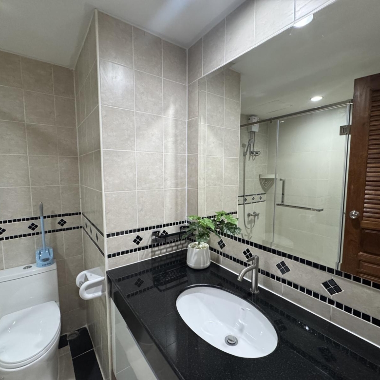 3-bedroom condo for sale Royal Hill Resort Pattaya with city view