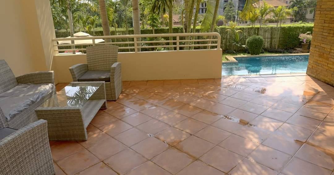“Swimming pool and facilities Executive Residence 3 Pratumnak Pattaya”