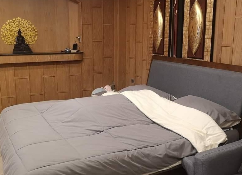 “Spacious living area in 1-bedroom Executive Residence 3 condo for sale”