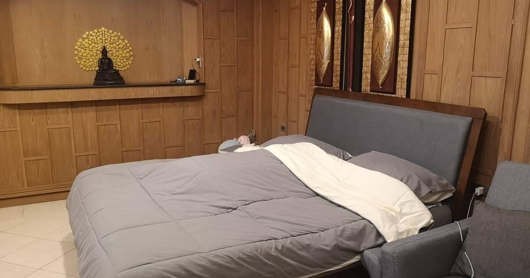 “Spacious living area in 1-bedroom Executive Residence 3 condo for sale”
