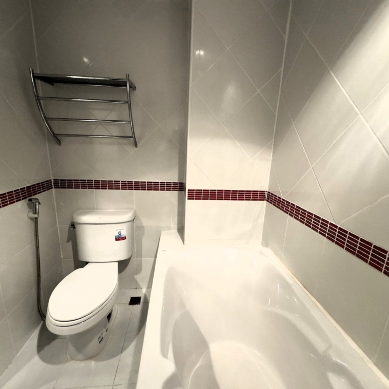 Clean and modern bathroom in fully furnished Jomtien condo