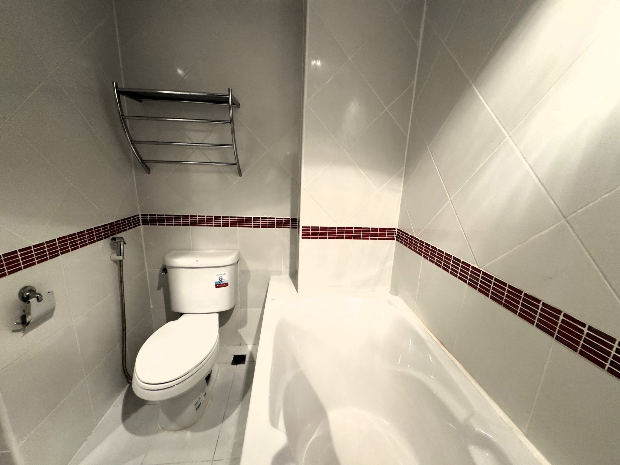 Clean and modern bathroom in fully furnished Jomtien condo