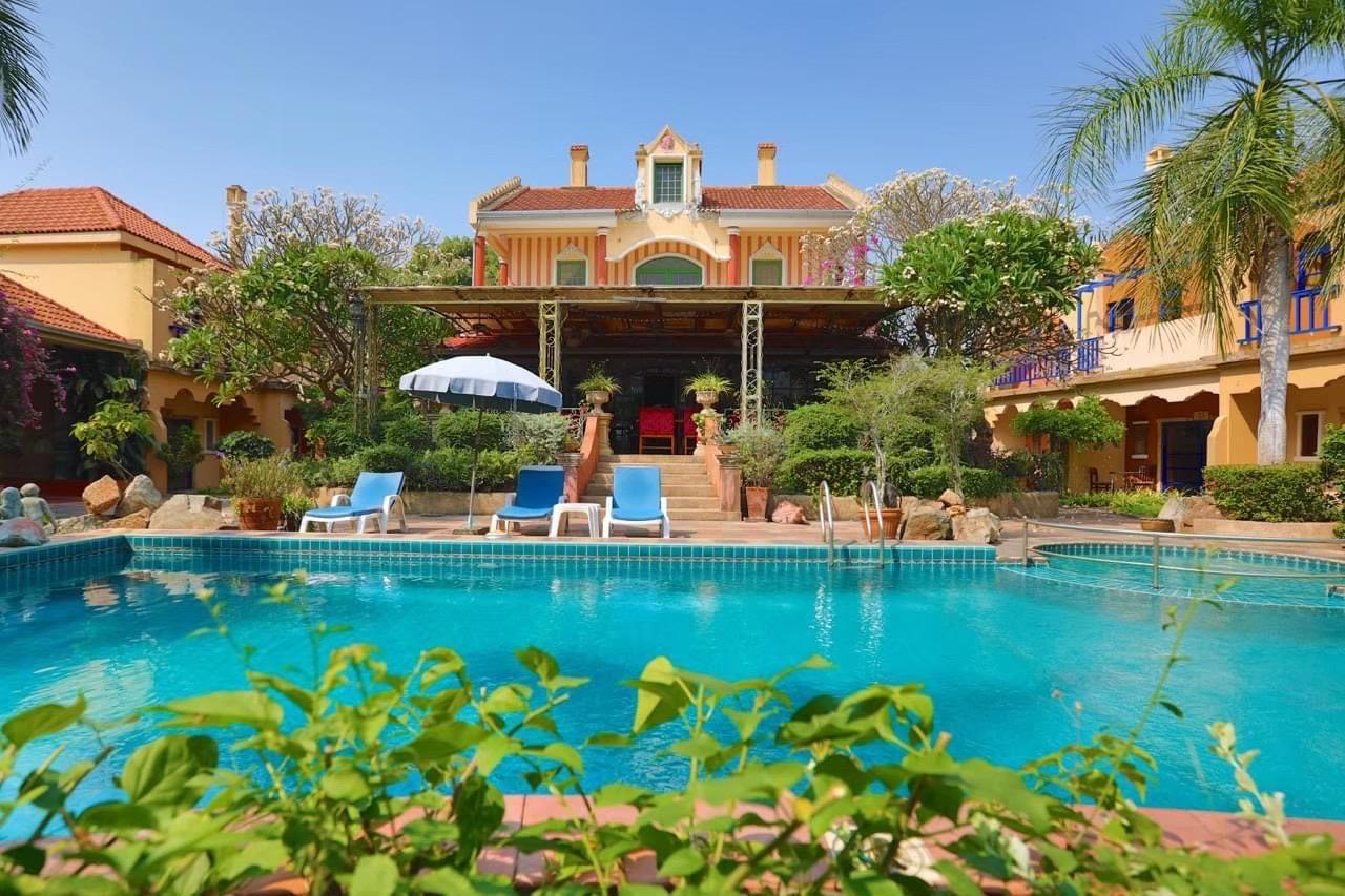 Toscana-style luxury resort for sale in Pattaya with pool and villas