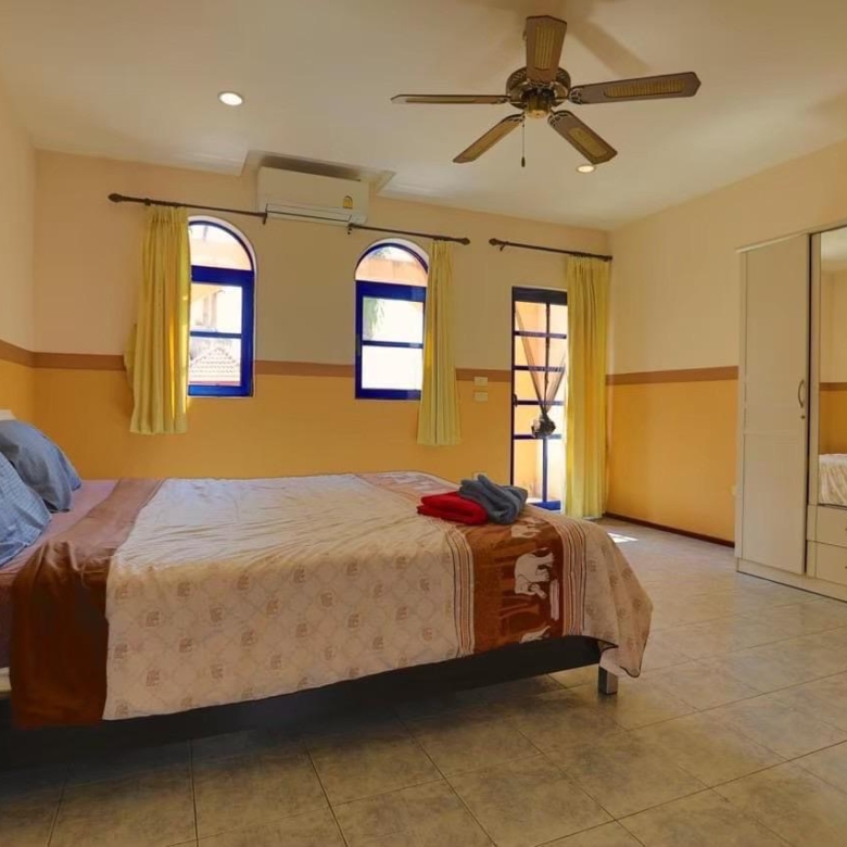 Toscana-style luxury resort for sale in Pattaya with pool and villas