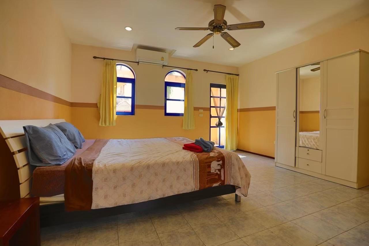 Toscana-style luxury resort for sale in Pattaya with pool and villas