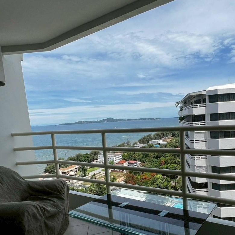 High-floor 1-bedroom condo for sale at View Talay 5C Pattaya