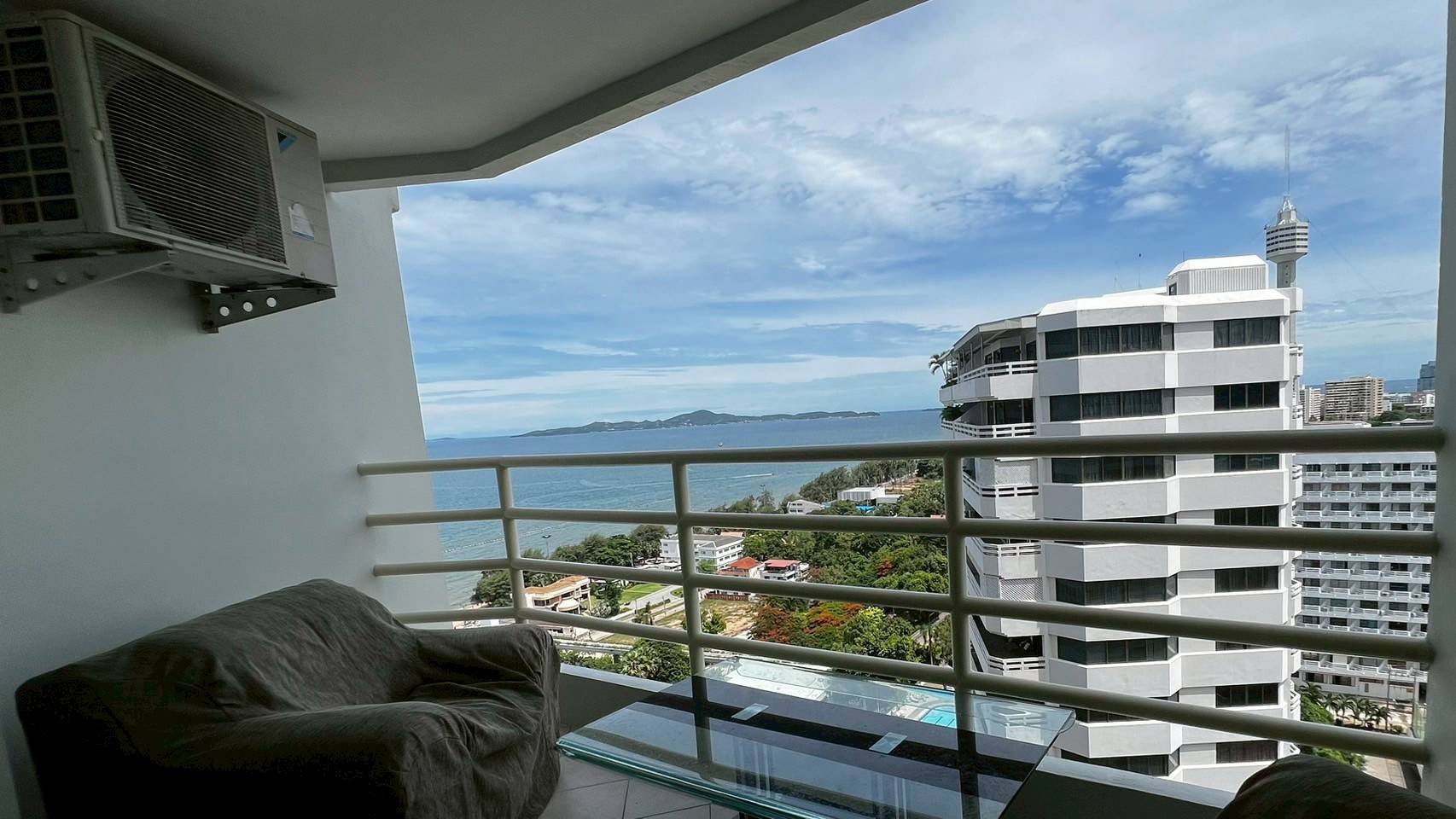 High-floor 1-bedroom condo for sale at View Talay 5C Pattaya