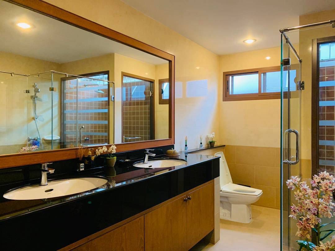 Thai-Balinese style pool villa for rent in Pattaya” / “Interior of 3-bedroom pool villa fully furnished