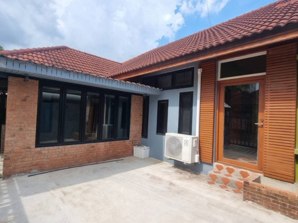 “Exterior view of single-storey house for sale in North Pattaya” / “Interior living room of 2-bedroom Pattaya house
