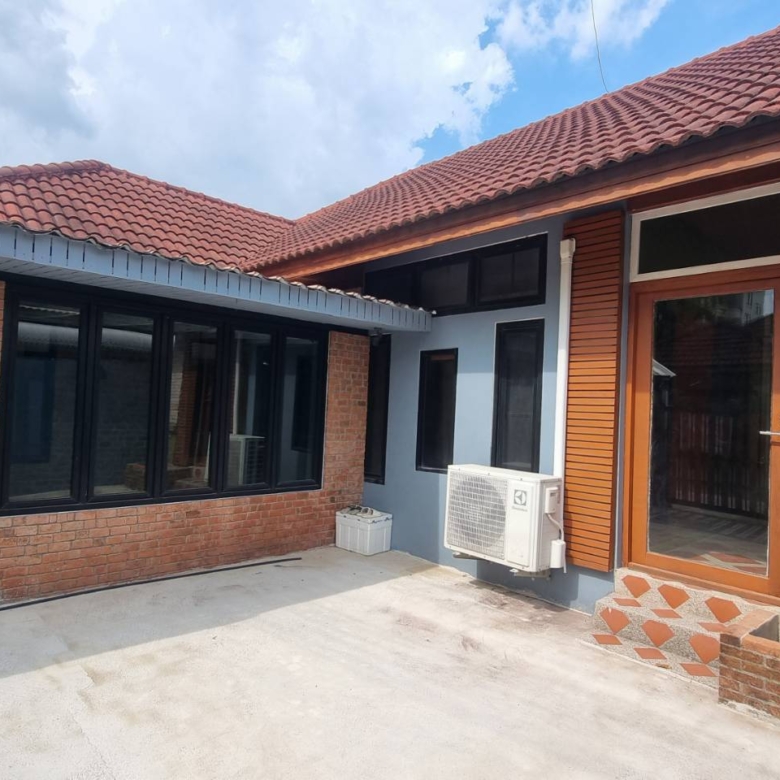 “Exterior view of single-storey house for sale in North Pattaya” / “Interior living room of 2-bedroom Pattaya house