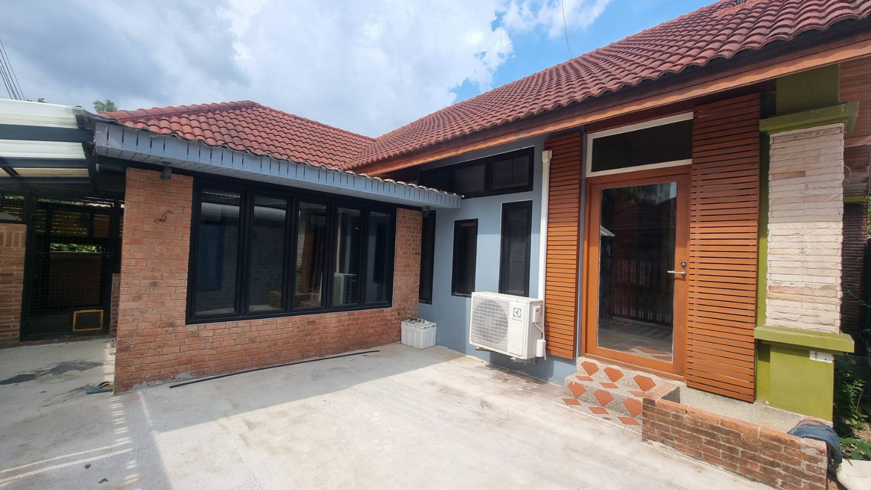 “Exterior view of single-storey house for sale in North Pattaya” / “Interior living room of 2-bedroom Pattaya house