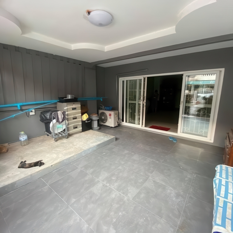 Townhouse for sale Pattaya with parking and tenant