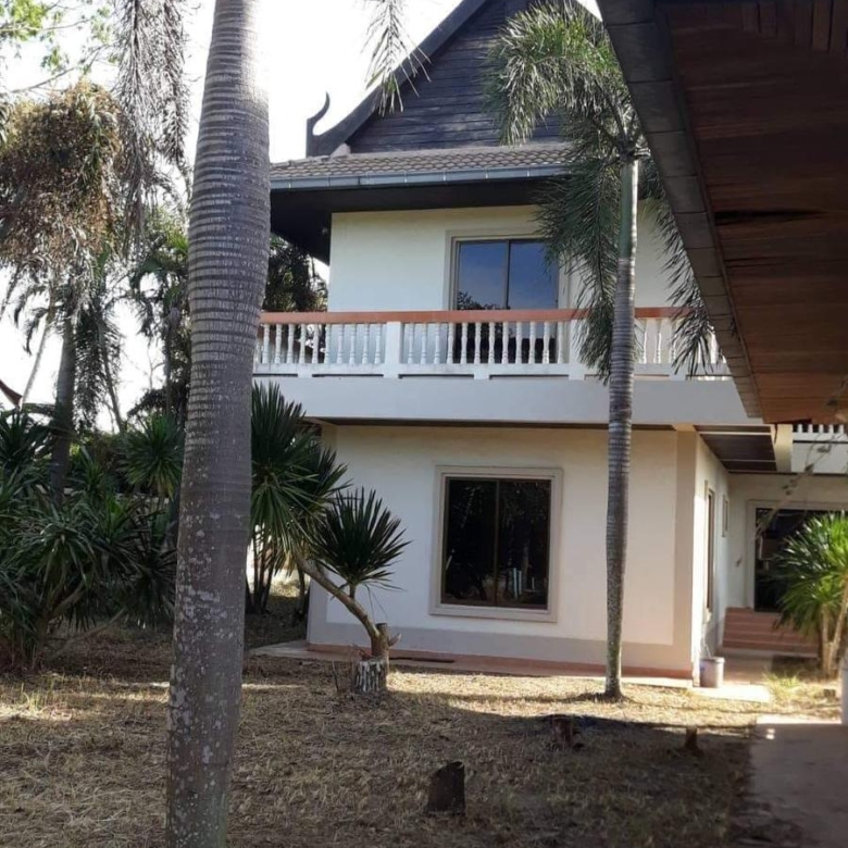 Detached house for renovation in Pattaya with large land