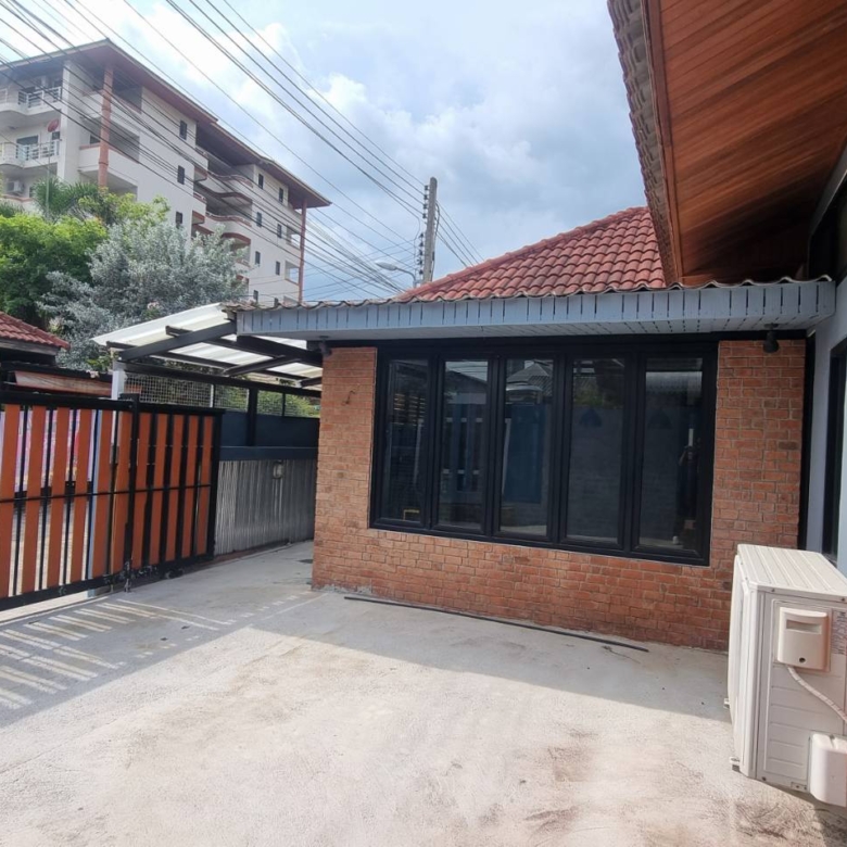 “Exterior view of single-storey house for sale in North Pattaya” / “Interior living room of 2-bedroom Pattaya house