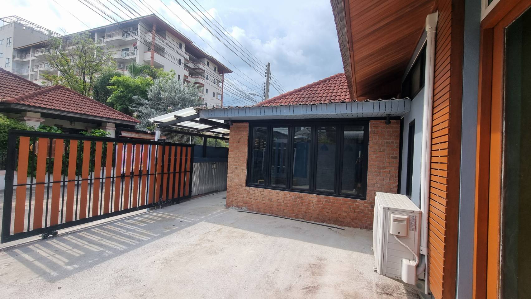 “Exterior view of single-storey house for sale in North Pattaya” / “Interior living room of 2-bedroom Pattaya house
