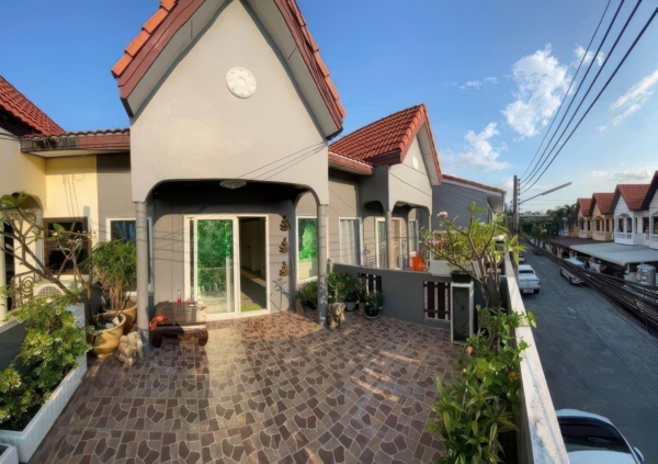 Townhouse for sale Pattaya with parking and tenant