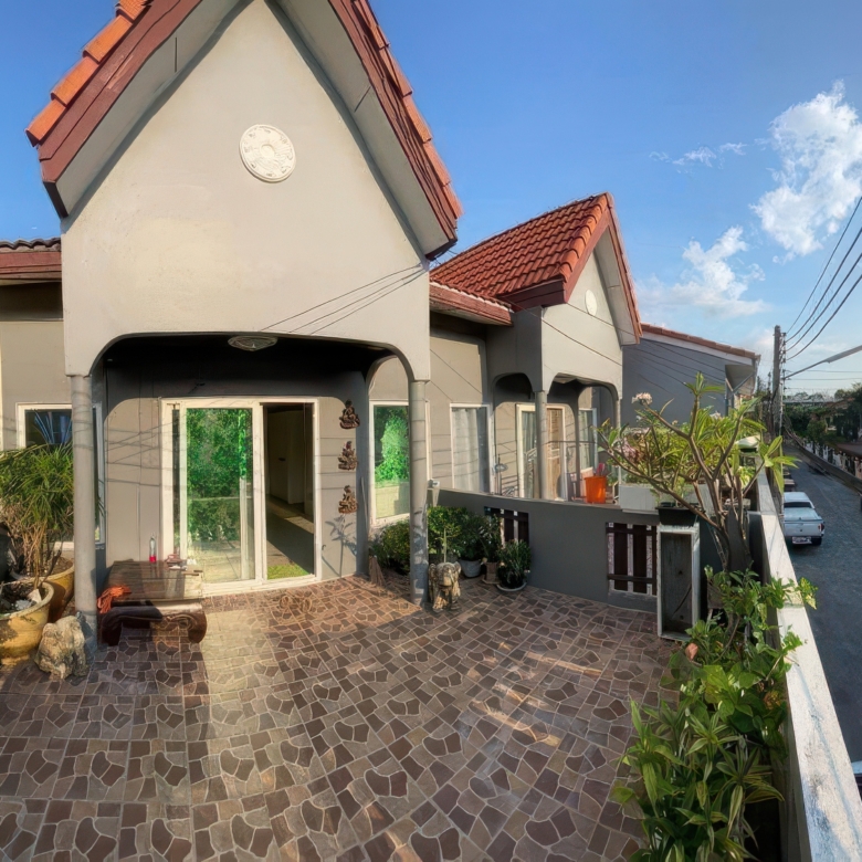 Townhouse for sale Pattaya with parking and tenant