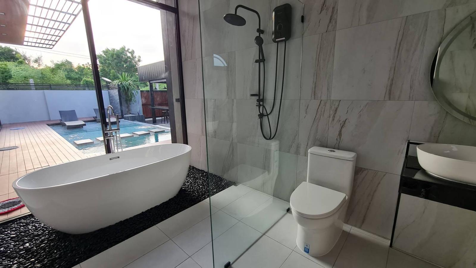 "4-bedroom pool villa for sale in Sattahip – tropical garden and private pool"