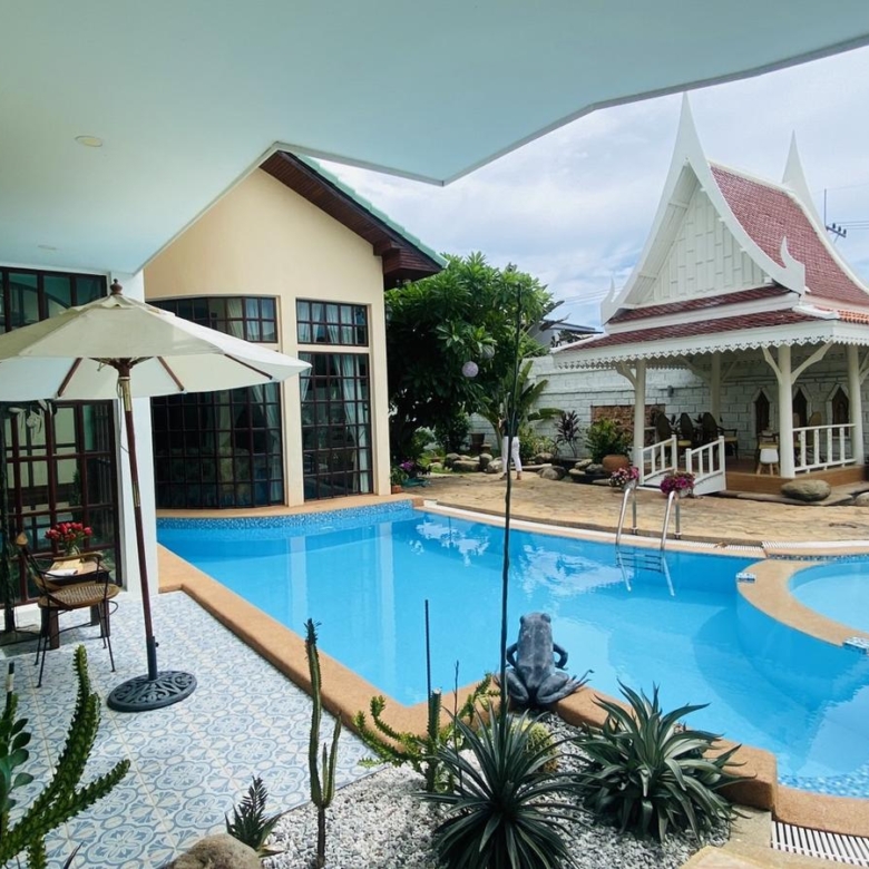 "5-bedroom pool villa in Nern Phlap Wan, Pattaya – large land and tropical garden"