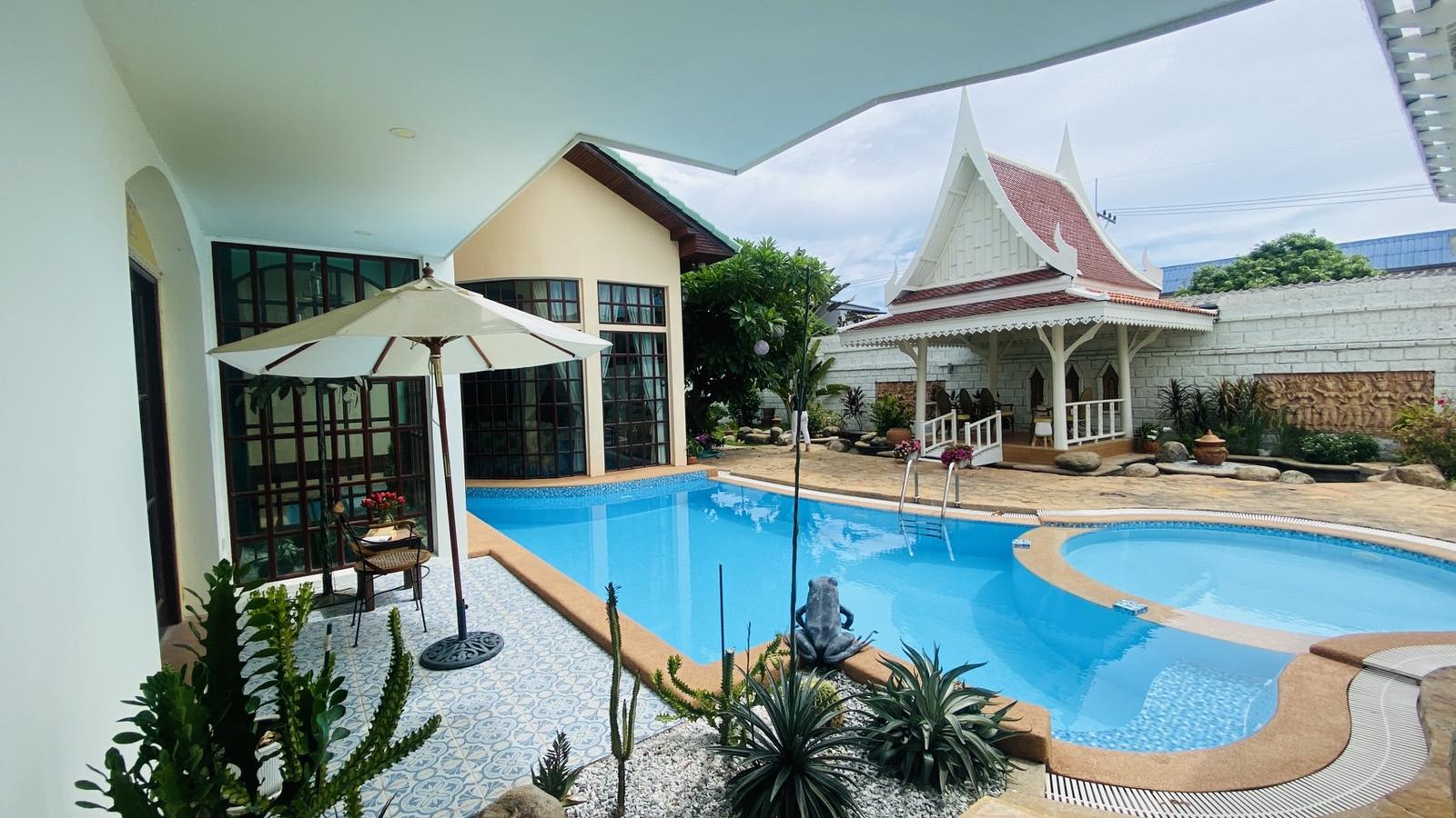 "5-bedroom pool villa in Nern Phlap Wan, Pattaya – large land and tropical garden"