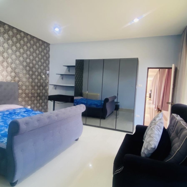 “Large pool villa for sale in Pattaya – 3-bedroom estate with garden”