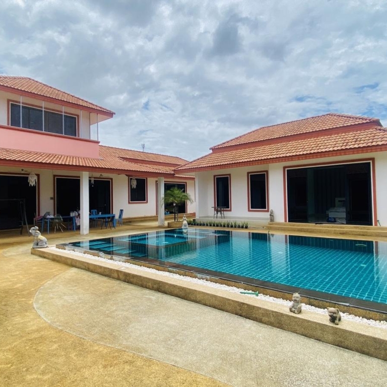 “Large pool villa for sale in Pattaya – 3-bedroom estate with garden”