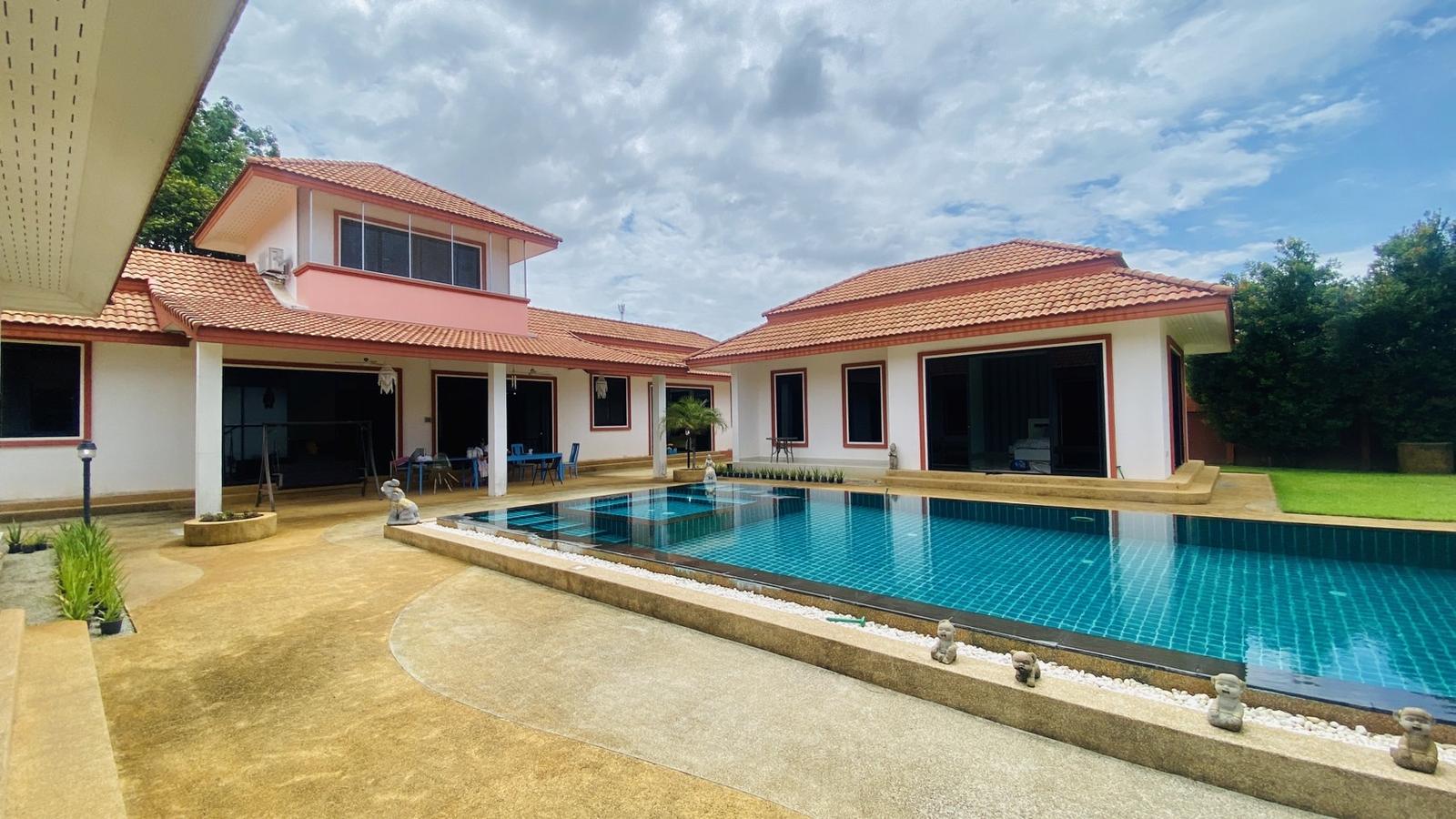 “Large pool villa for sale in Pattaya – 3-bedroom estate with garden”