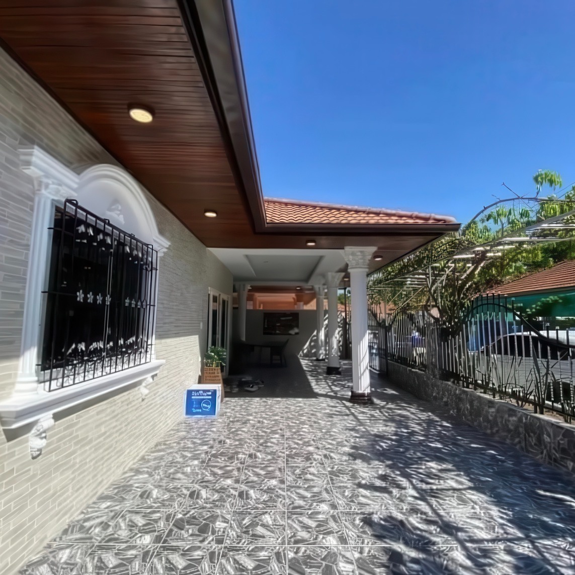 Thepprasit pool villa garden area – Eakmongkol Village house for sale in Pattaya