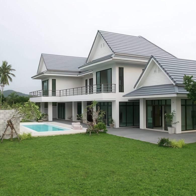Private swimming pool and garden in 3-bedroom Bang Saray villa