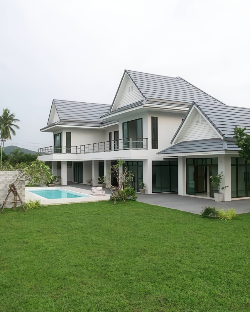 Private swimming pool and garden in 3-bedroom Bang Saray villa