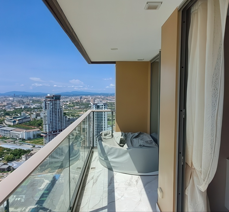 "Copacabana Jomtien high-rise building facing the sea"