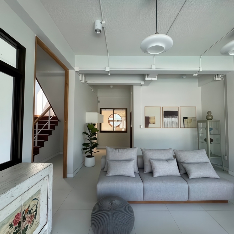 Private swimming pool and garden in 3-bedroom Bang Saray villa