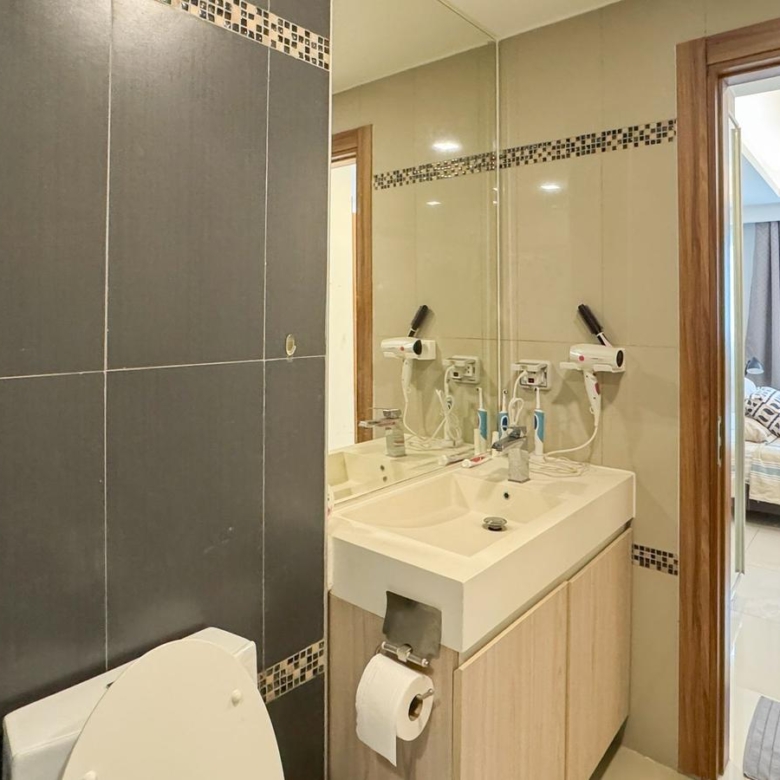 1 Bedroom Condo for Sale in Laguna Beach Resort 2 Pattaya – Pool View